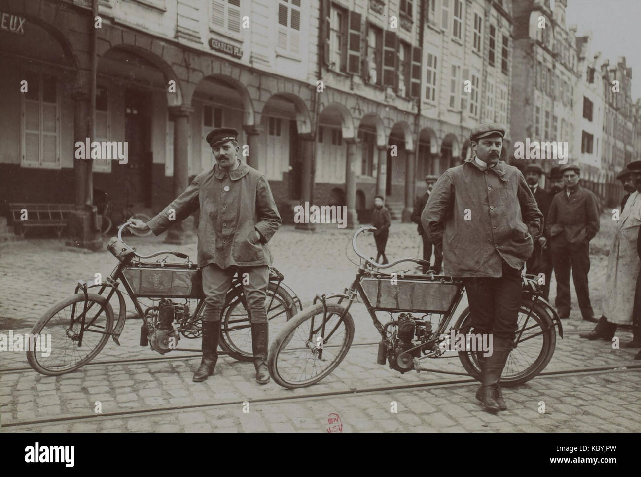 Lamberjack (G) et Demeester (D) sur Griffon, au circuit du Pas de Calais en tourisme (mai 1904) Banque D'Images