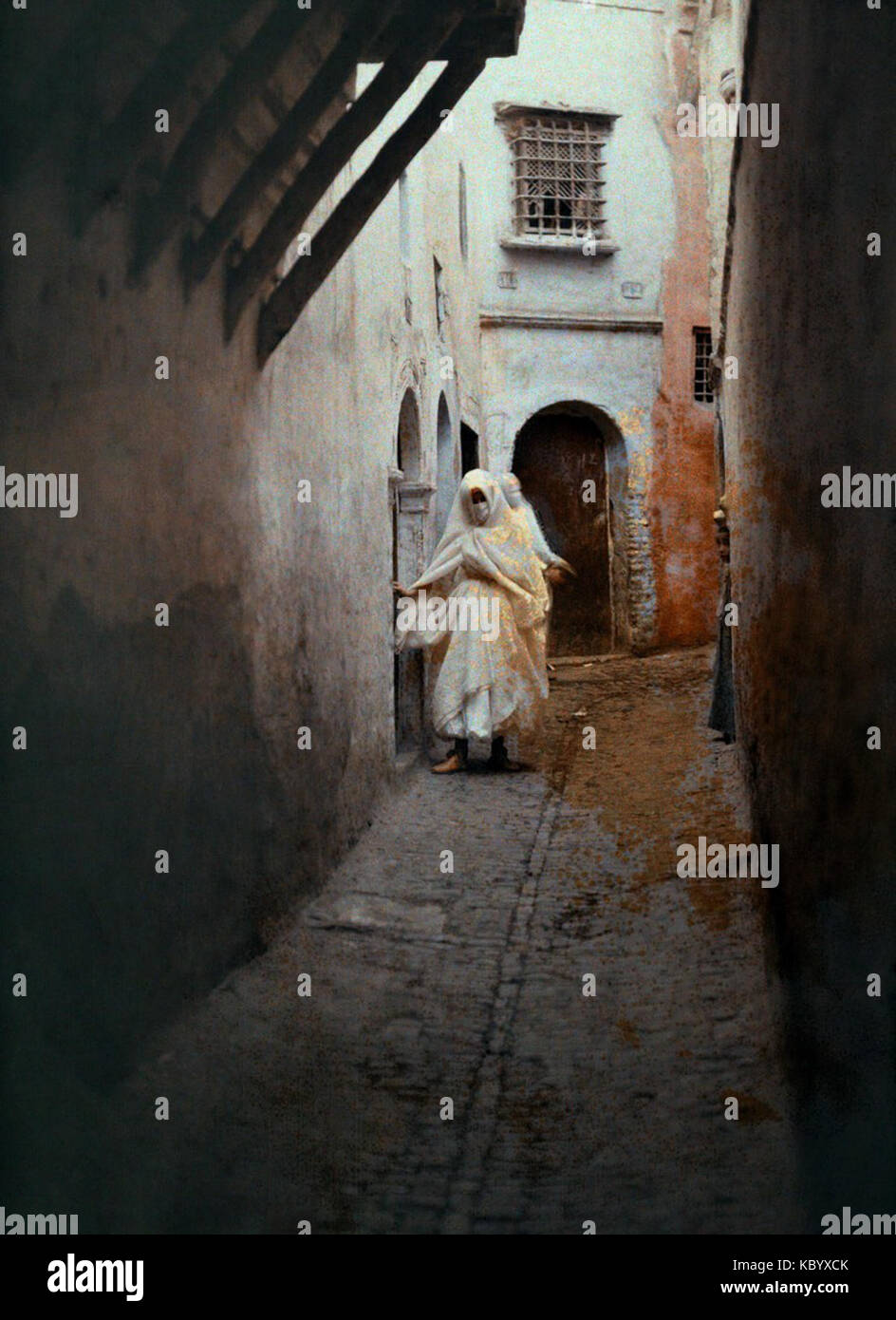 Jules Gervais Courtellemont, 1923 Deux femmes maures marche dans une ruelle, Alger Banque D'Images