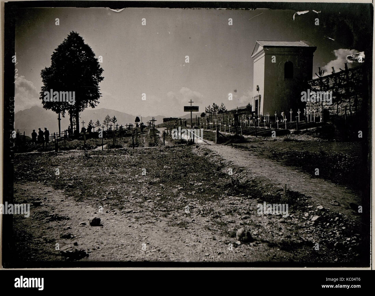 Un cimetière dédié aux soldats à Folgaria, en Italie, commémorant ceux qui ont combattu pendant la première Guerre mondiale cette image représente un cimetière militaire historique, mettant en évidence le souvenir et les sites militaires historiques. Banque D'Images