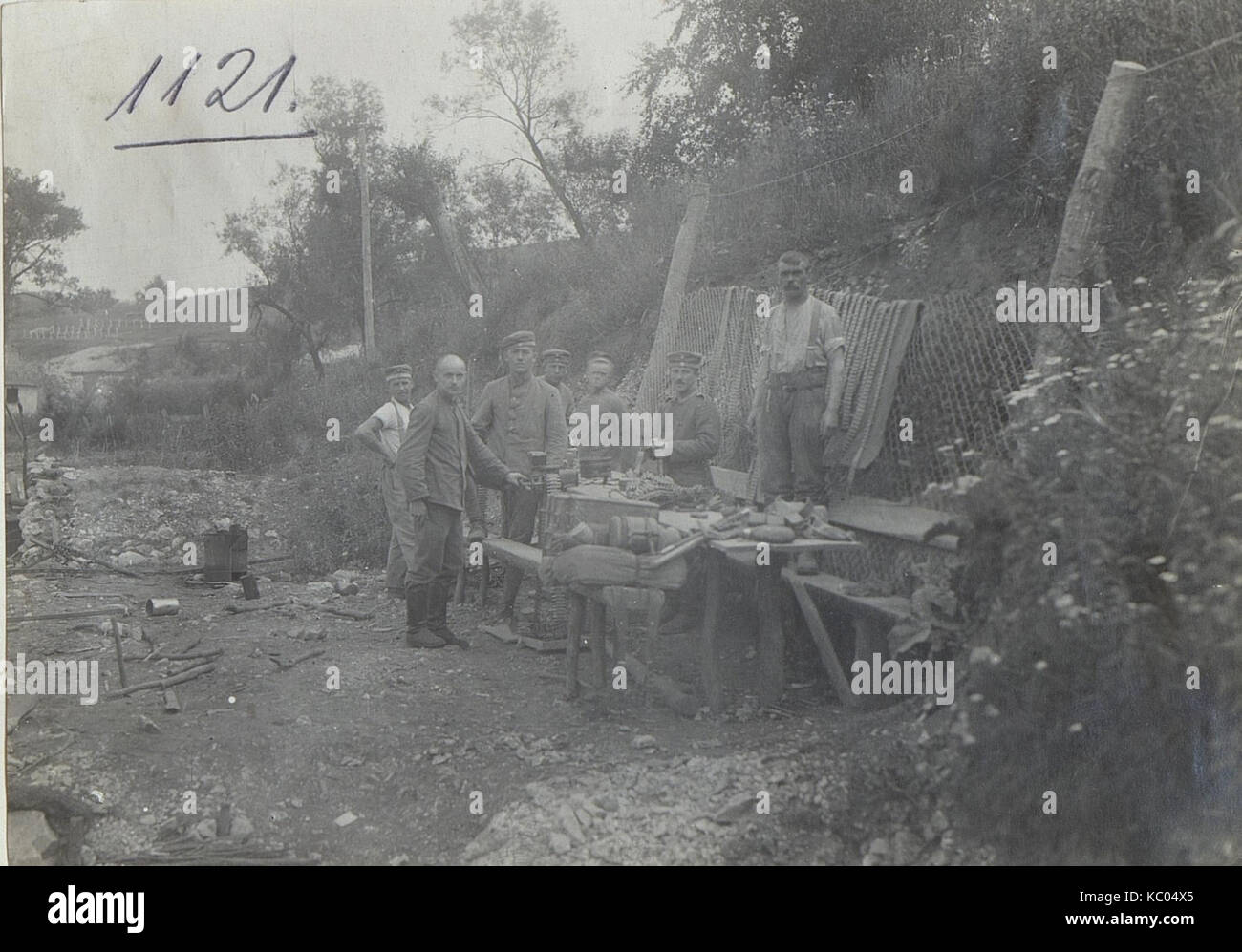 Cette image représente le chargement de munitions de mitrailleuse (Res.I.R.250) à Swistelniki, mettant en évidence les opérations militaires et la manipulation des munitions au début du XXe siècle. Banque D'Images