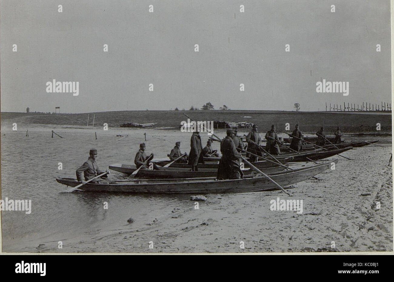 Cette photographie montre un cours de formation technique à Chelm, en Pologne, axé sur le Zillenfahren, une technique traditionnelle d'aviron en bateau. Le cours visait à préserver et à enseigner cette pratique historique dans le cadre du patrimoine culturel régional. Banque D'Images