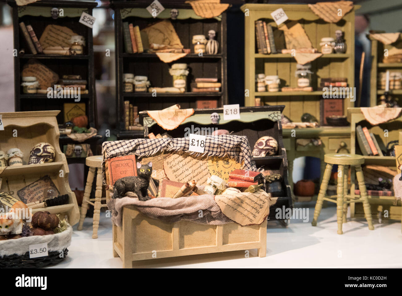 Une maison de poupée exposée au salon Miniatura - Dollss' House & miniatures au National Exhibition Centre de Birmingham. Banque D'Images