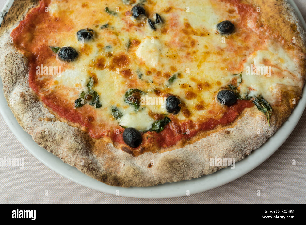 Pizza à la mozzarella de bufflonne, tomates, olives et basilic,Vue de dessus Banque D'Images