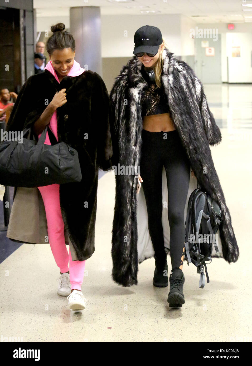 Josephine skriver et jasmine tookes arrivent à l'aéroport international