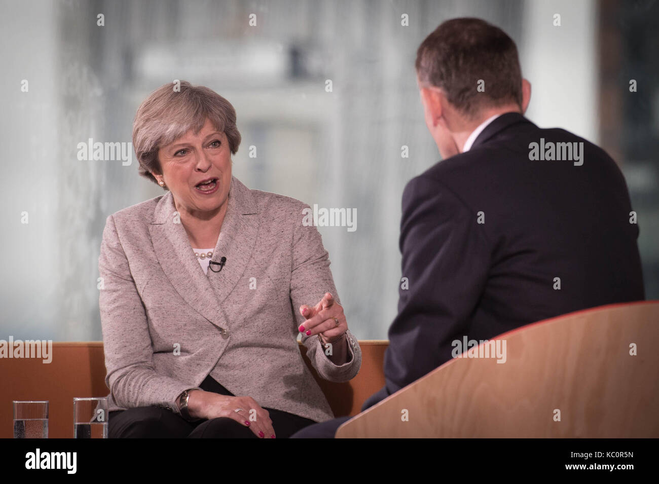 Premier ministre Theresa peut être interviewé par Andrew Marr sur la bbc one à l'actualité, l'Andrew Marr show à media city à Salford à venir du congrès du parti conservateur. Banque D'Images