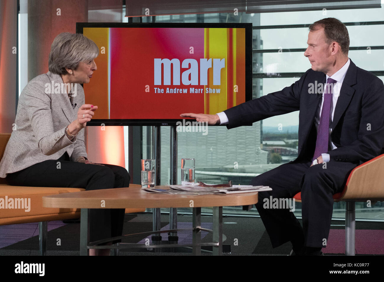 Premier ministre Theresa peut être interviewé par Andrew Marr sur la bbc one à l'actualité, l'Andrew Marr show à media city à Salford à venir du congrès du parti conservateur. Banque D'Images