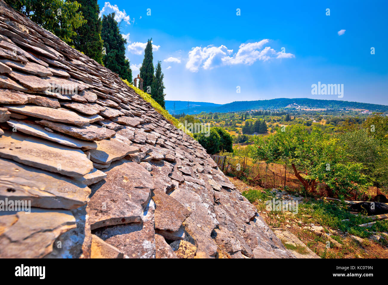 Toit en pierre dalmate détail et stuck in the middle (single) village vue paysage, île de Brac, Dalmatie, Croatie Banque D'Images