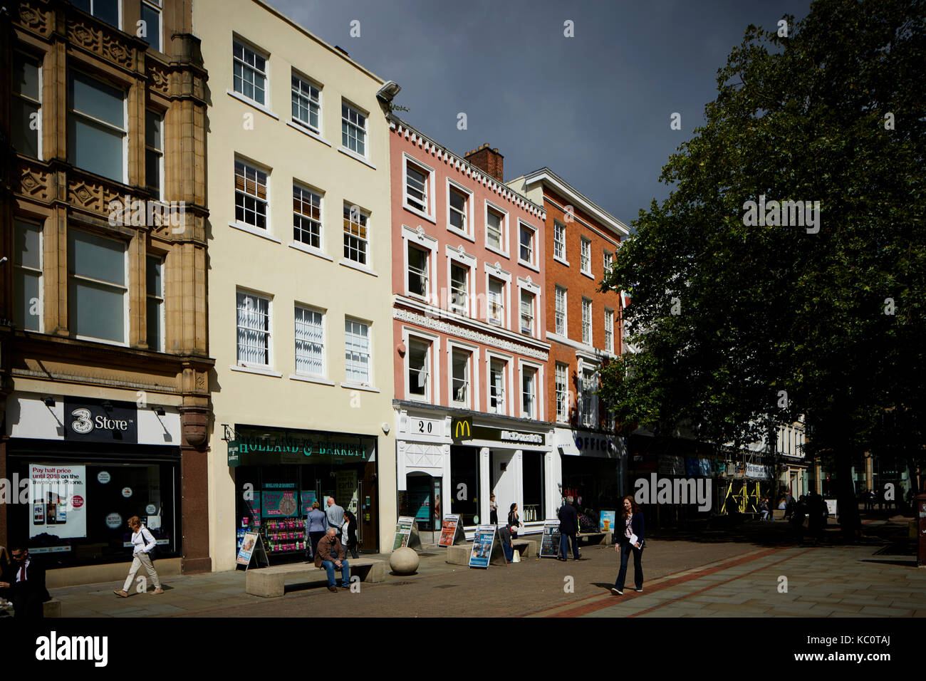 St Anns Square zone piétonne commerçante dans le centre-ville de Manchester sont les grands magasins de logement trois mobile Holland et Barrett et McDonalds restau Banque D'Images