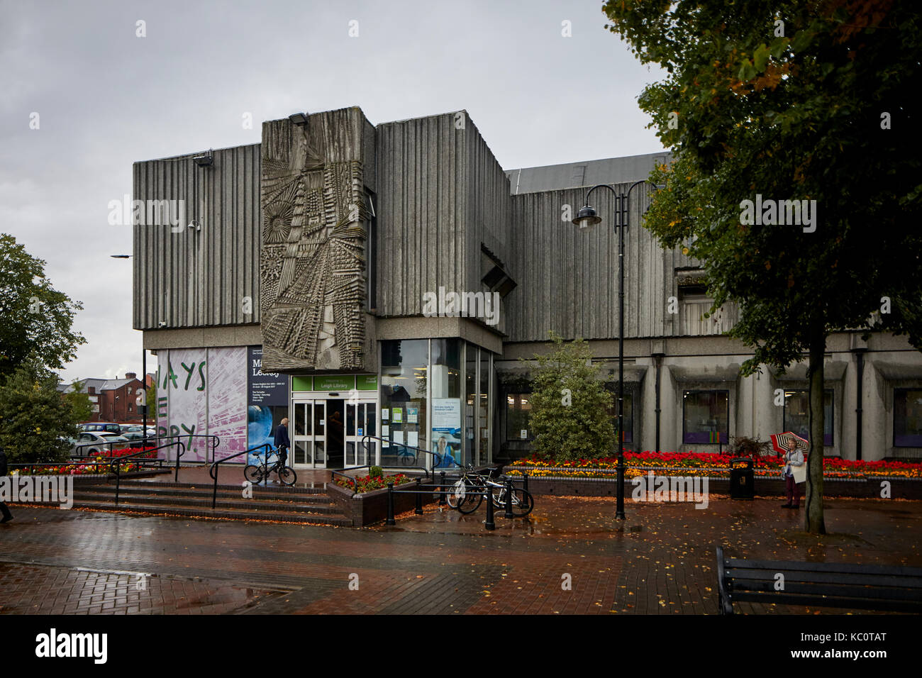 Bibliothèque brutaliste Leigh résumé secours concrets par le sculpteur William Mitchell. et l'architecte local entreprise J.C. Prestwich et fils créé le Banque D'Images