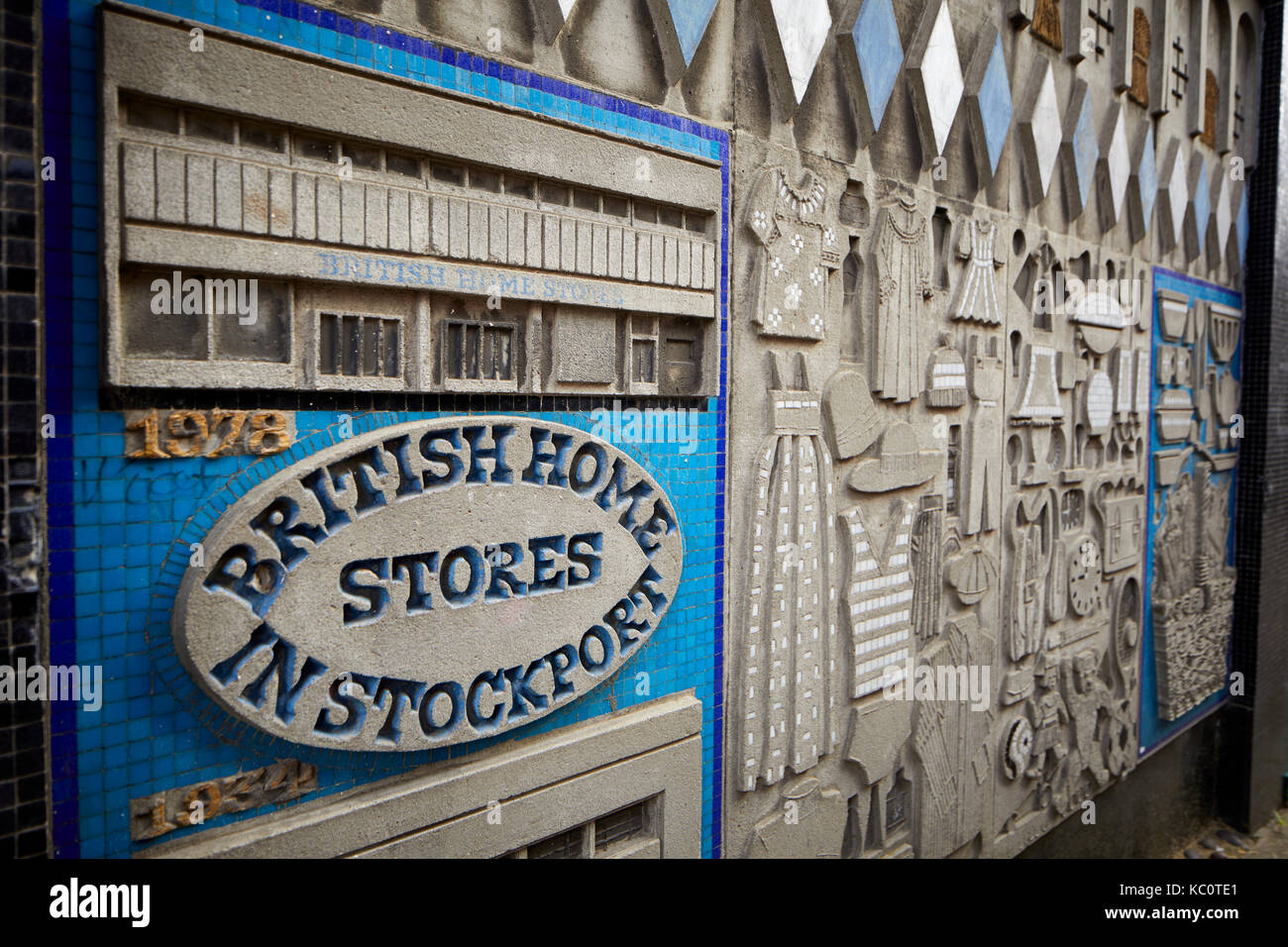 Le centre-ville de Stockport murale enfoncé en béton conçu par Henry Collins et Joyce Pallot pour BHS (British Homes magasins) Banque D'Images