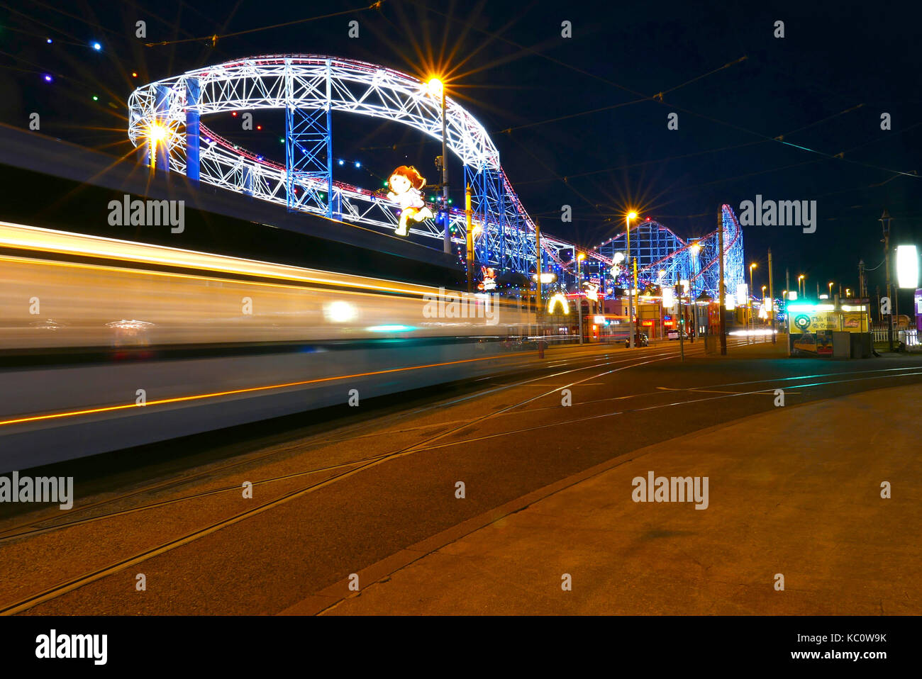 Tramway passant devant Pleasure Beach pendant les illuminations annuelles, Blackpool, Lancashire, Royaume-Uni Banque D'Images