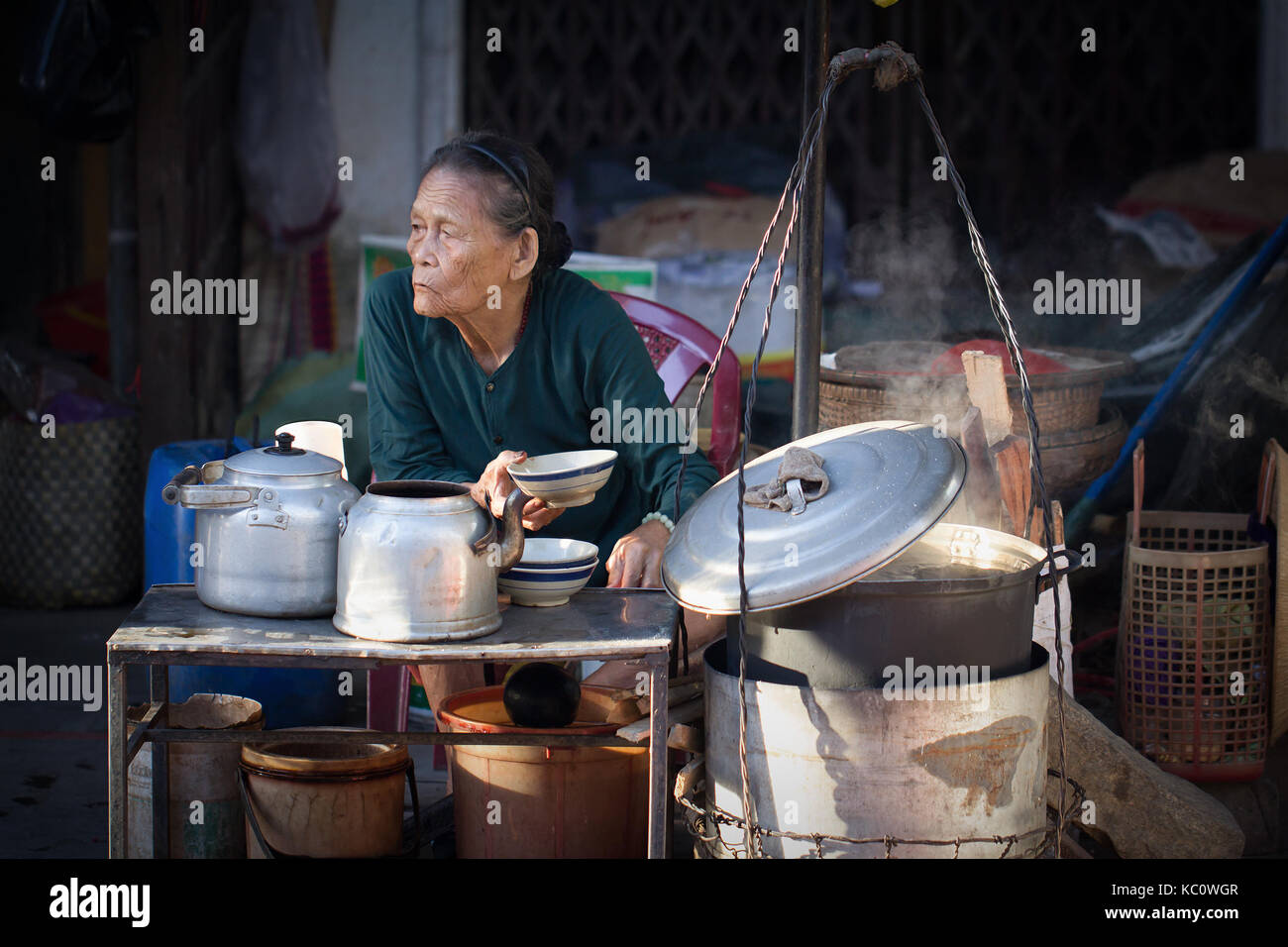 Saigon, Vietnam - Juin 2017 : la vente de café sur la rue du marché, Saigon, Vietnam. Banque D'Images