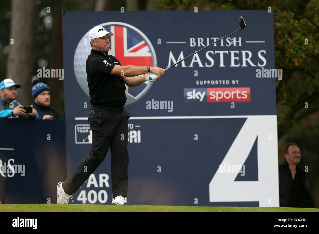 Lee Westwood l'angleterre tees off sur la 4e journée au cours de quatre des british masters à fermer house golf club, Newcastle. Banque D'Images