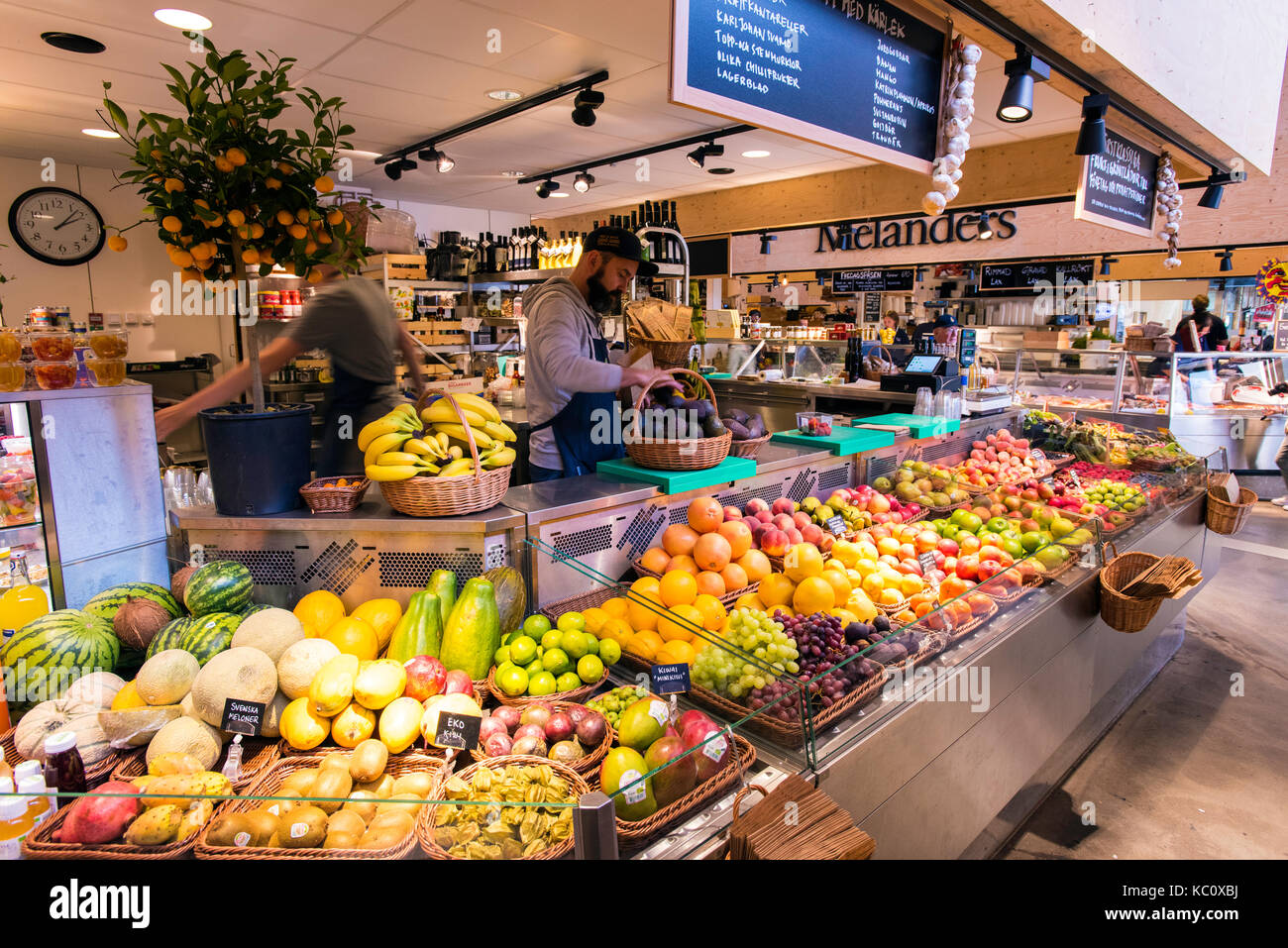 L'intérieur du nouveau Östermalms Saluhall foodhall à Stockholm, Suède Banque D'Images