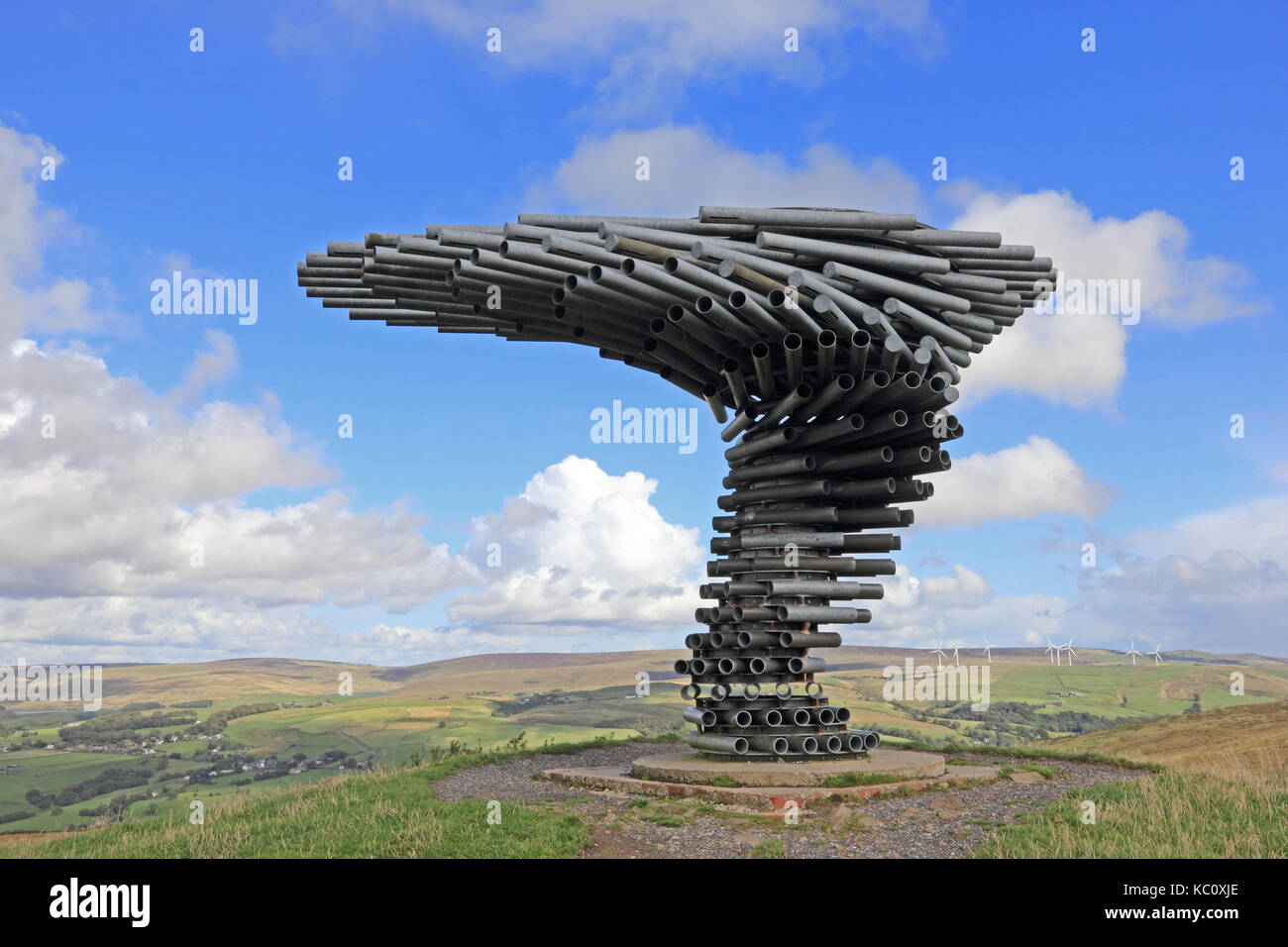 Le chant de la sculpture d'arbres en sonnerie sur une colline donnant sur burnley, Lancashire Banque D'Images