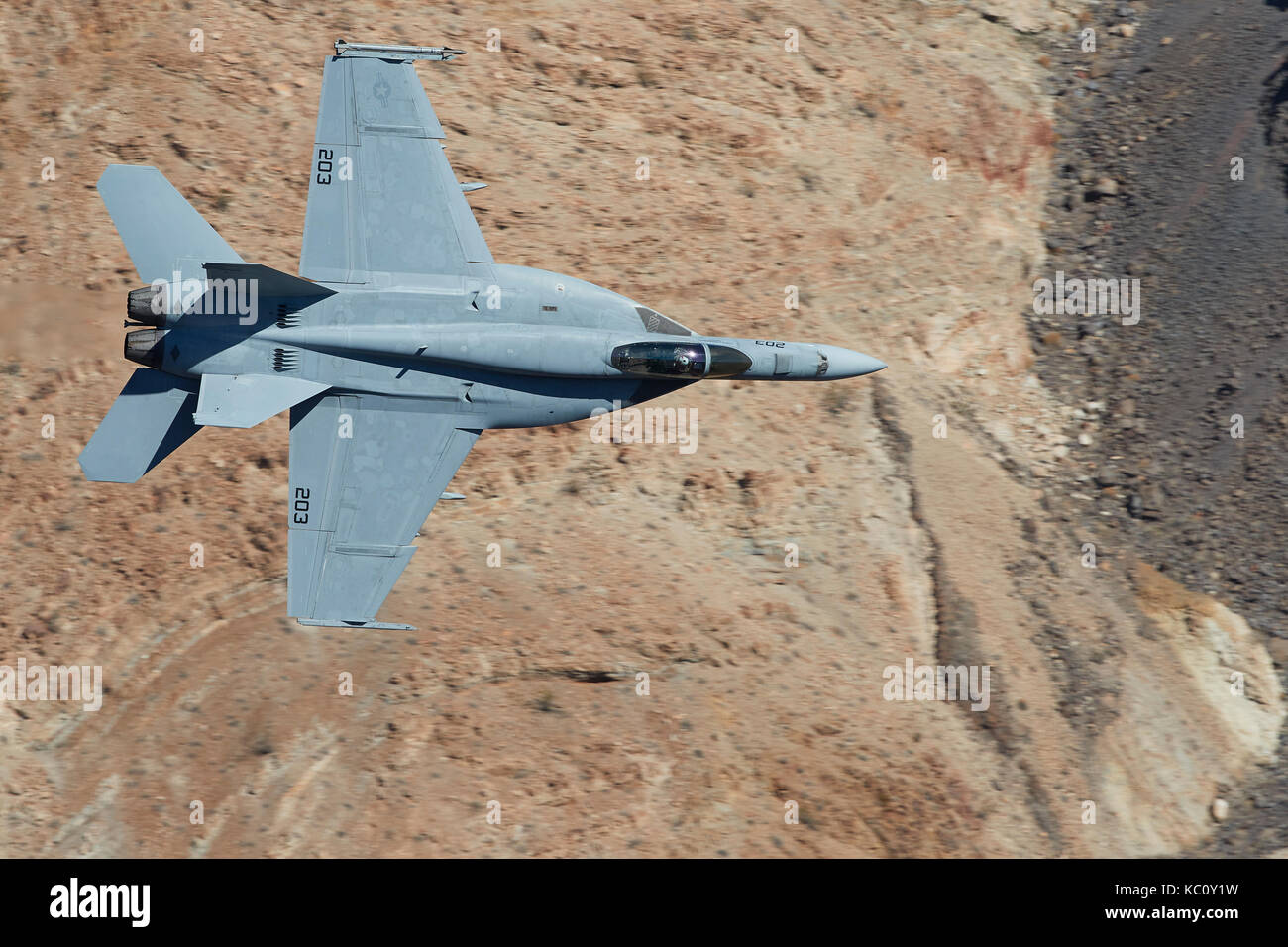 US Navy F/A-18E Super Hornet volant à faible niveau par Rainbow Canyon (Canyon Star Wars), Californie, USA. Banque D'Images