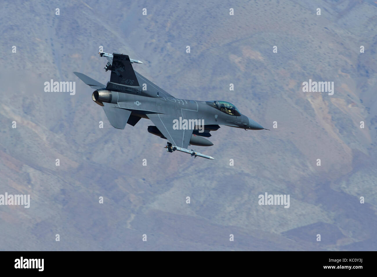 Le Dakota du Sud Air National Guard, f-16c Fighting Falcon, volant à basse altitude et grande vitesse par Rainbow Canyon, en Californie. Banque D'Images