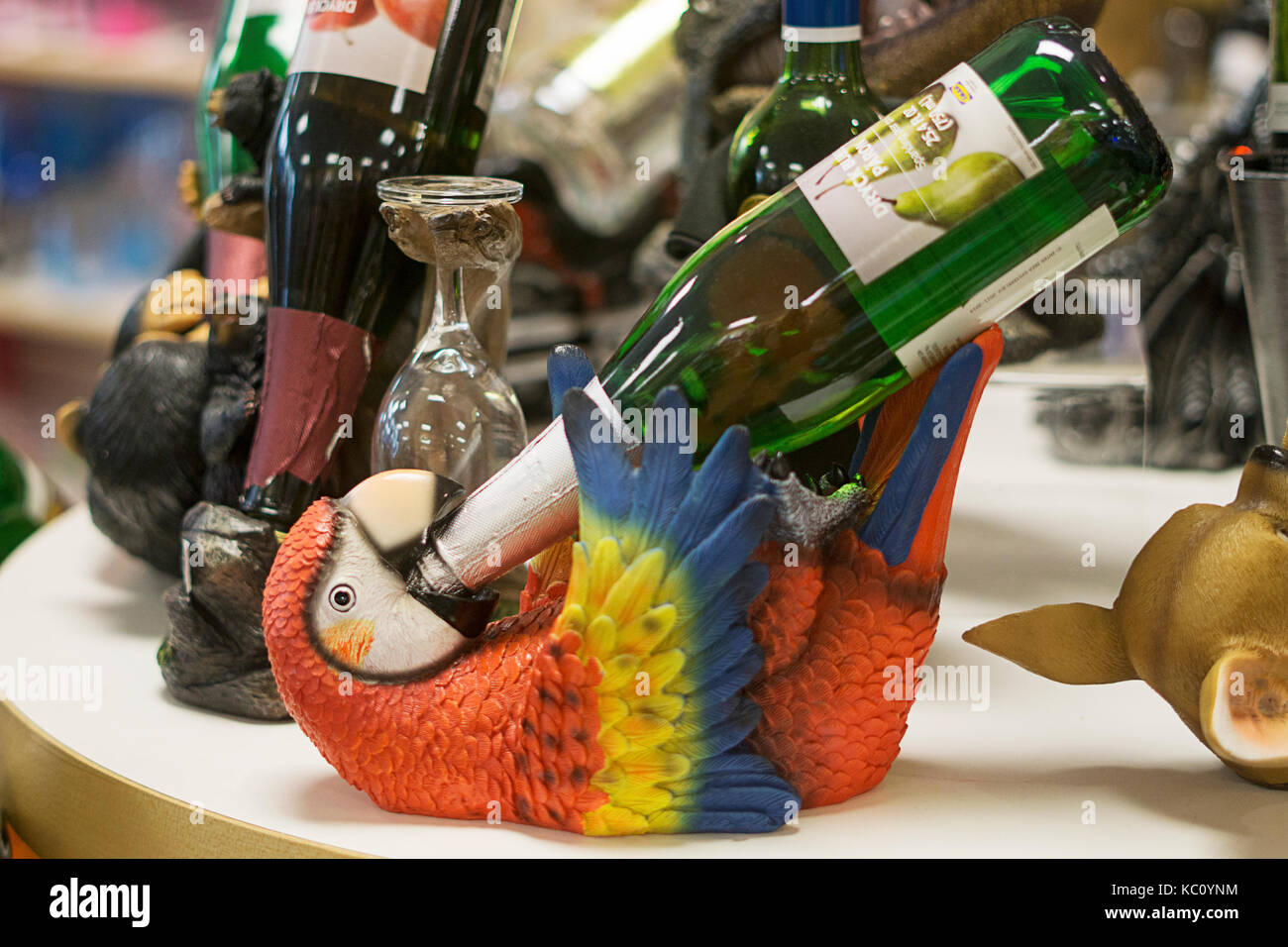 En forme d'un perroquet porte-bouteille de vin à vendre à bidules & Gadgets à la Tanger Outlet Mall à Deer Park, Long Island, New York. Banque D'Images