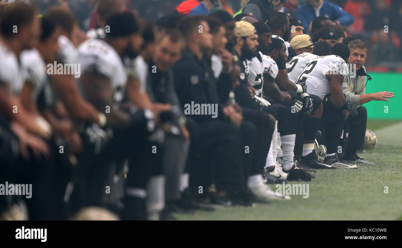 New Orleans Saints' l'entraîneur-chef Sean payton (extrême droite) se joint à son équipe en prenant un genou avant l'hymne national américain avant le match nfl international series au stade de Wembley, Londres. Banque D'Images