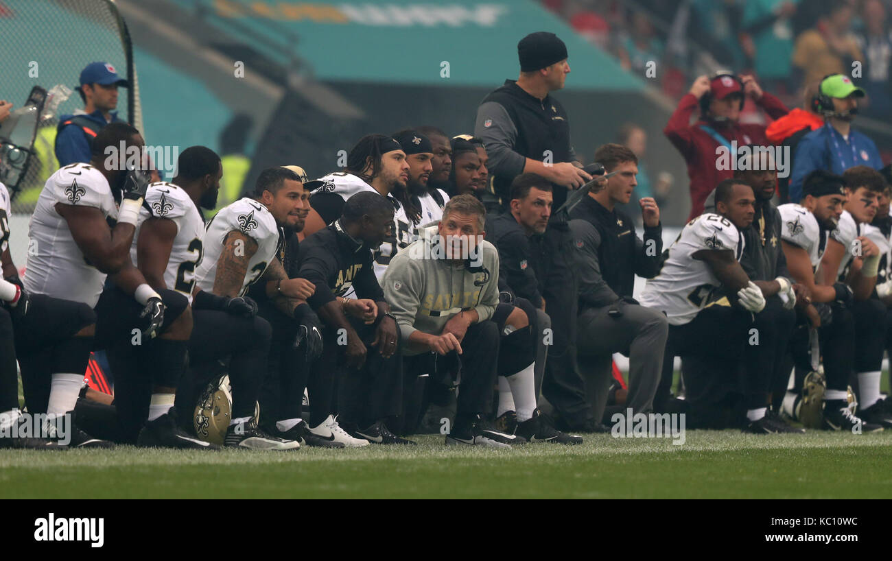 New Orleans Saints' l'entraîneur-chef Sean payton (centre) se joint à son équipe en prenant un genou avant l'hymne national américain avant le match nfl international series au stade de Wembley, Londres. Banque D'Images