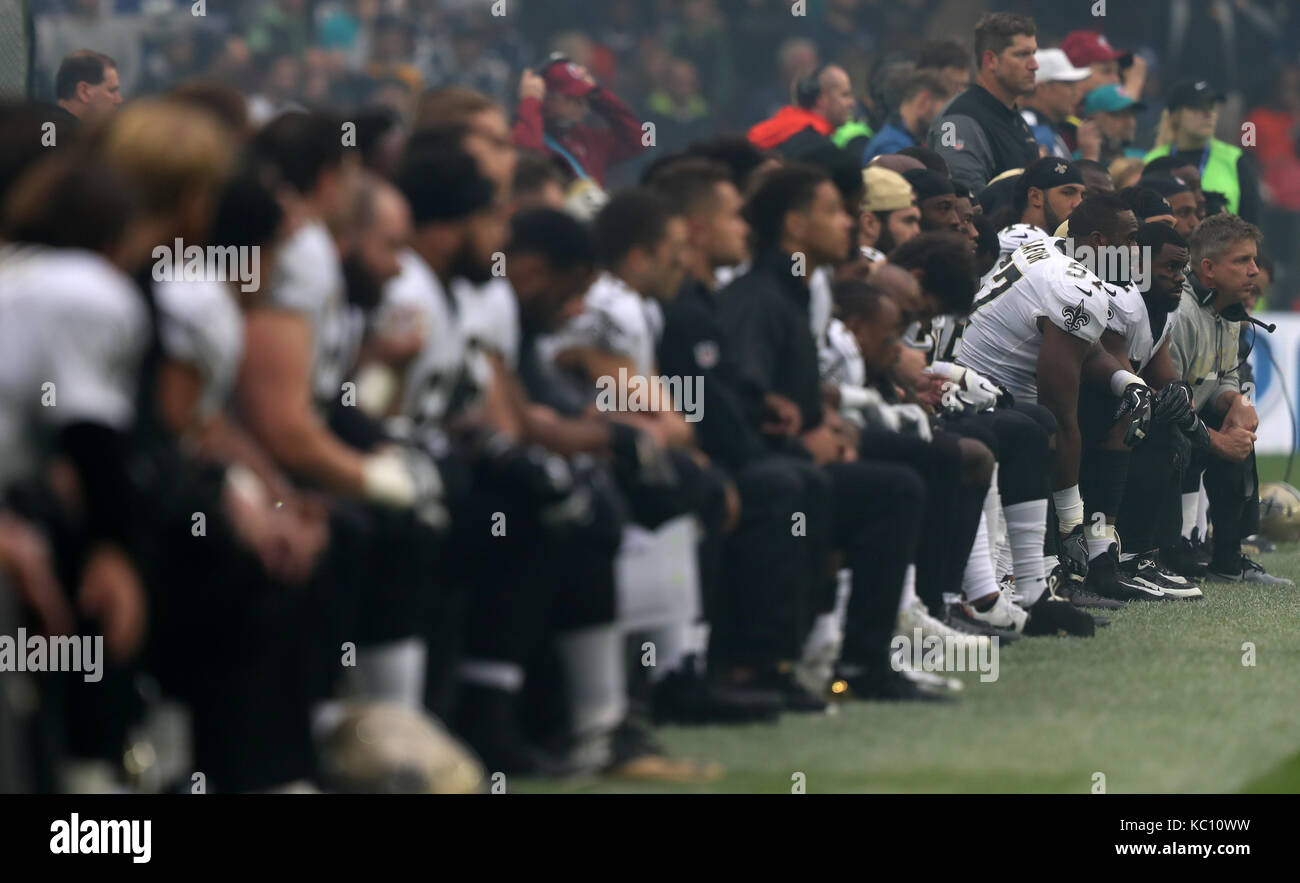 New Orleans Saints' l'entraîneur-chef Sean payton (extrême droite) se joint à son équipe en prenant un genou avant l'hymne national américain avant le match nfl international series au stade de Wembley, Londres. Banque D'Images
