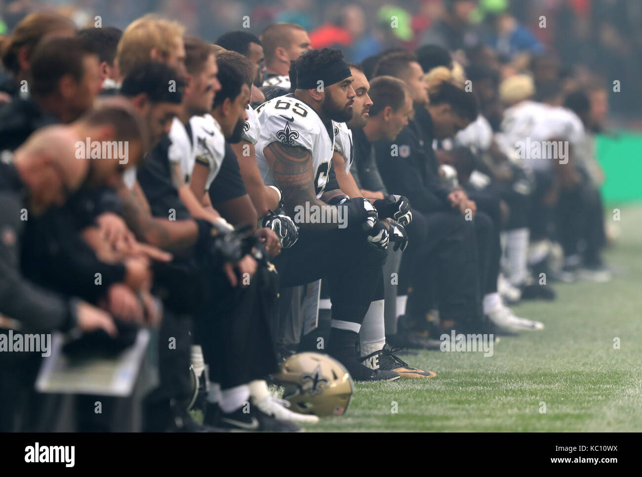 New Orleans Saints prendre un genou avant l'hymne national américain avant le match nfl international series au stade de Wembley, Londres. Banque D'Images
