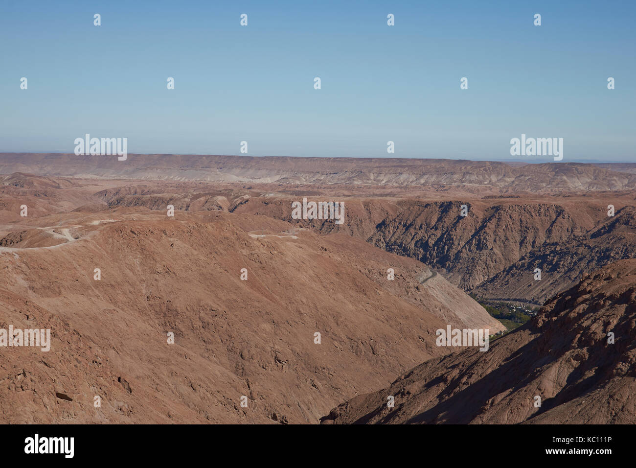 Grand canyon de la rivière qui traverse le désert d'Atacama au arica y parinacota région du nord du Chili. Banque D'Images