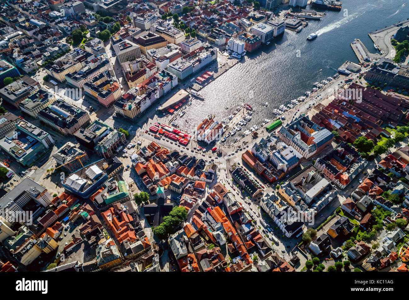 Bergen est une ville et une municipalité située dans la région de Rogaland, sur la côte ouest de la Norvège. Bergen est la deuxième plus grande ville de Norvège. La vue de la hauteur de b Banque D'Images