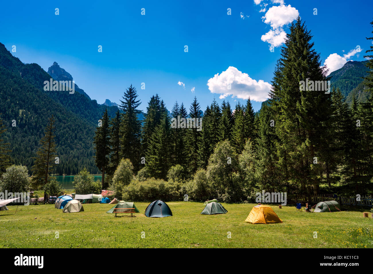Camping sur les rives du lac. lac dobbiaco dans les Dolomites, Italie belle nature paysage naturel des Alpes. Banque D'Images