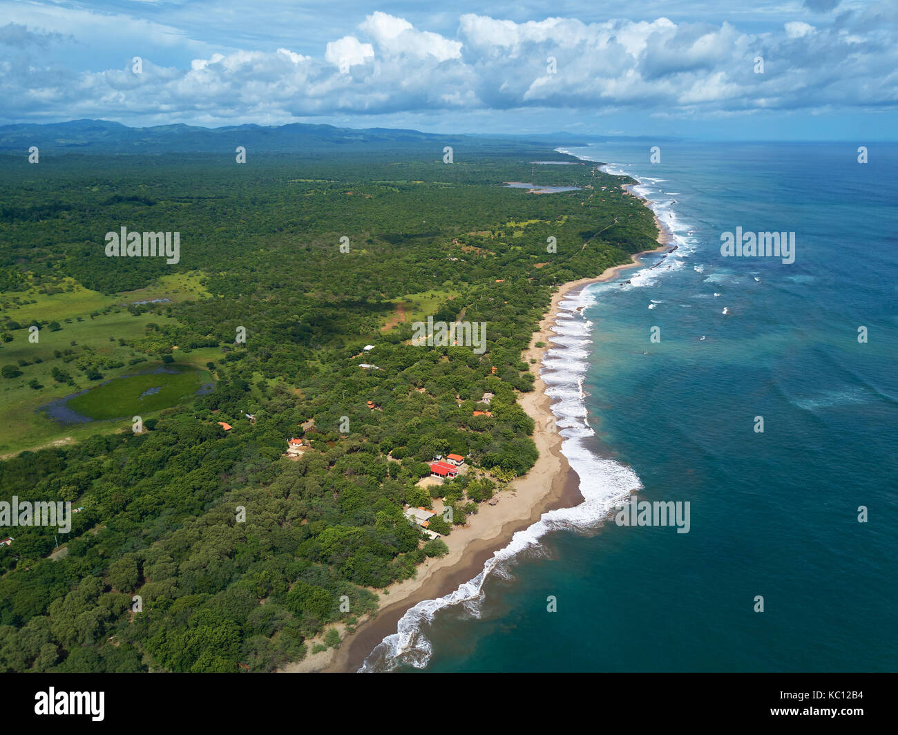 Vue aérienne sur la côte de l'océan pacifique dans l'eau colorée au Nicaragua Banque D'Images