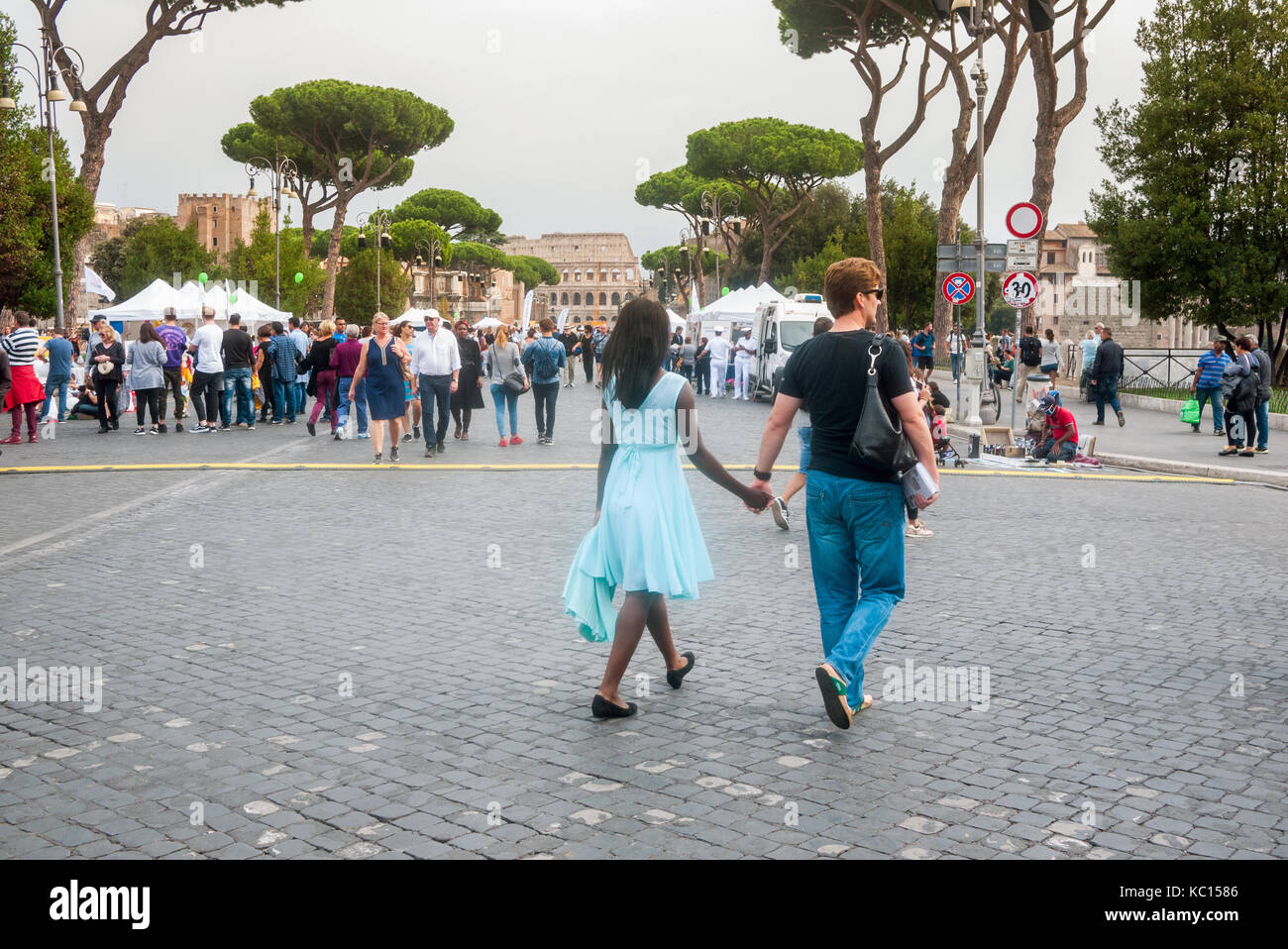 Mixed Race couple en train de marcher sur la Via dei Fori Imperiali, Rome, Italie Banque D'Images