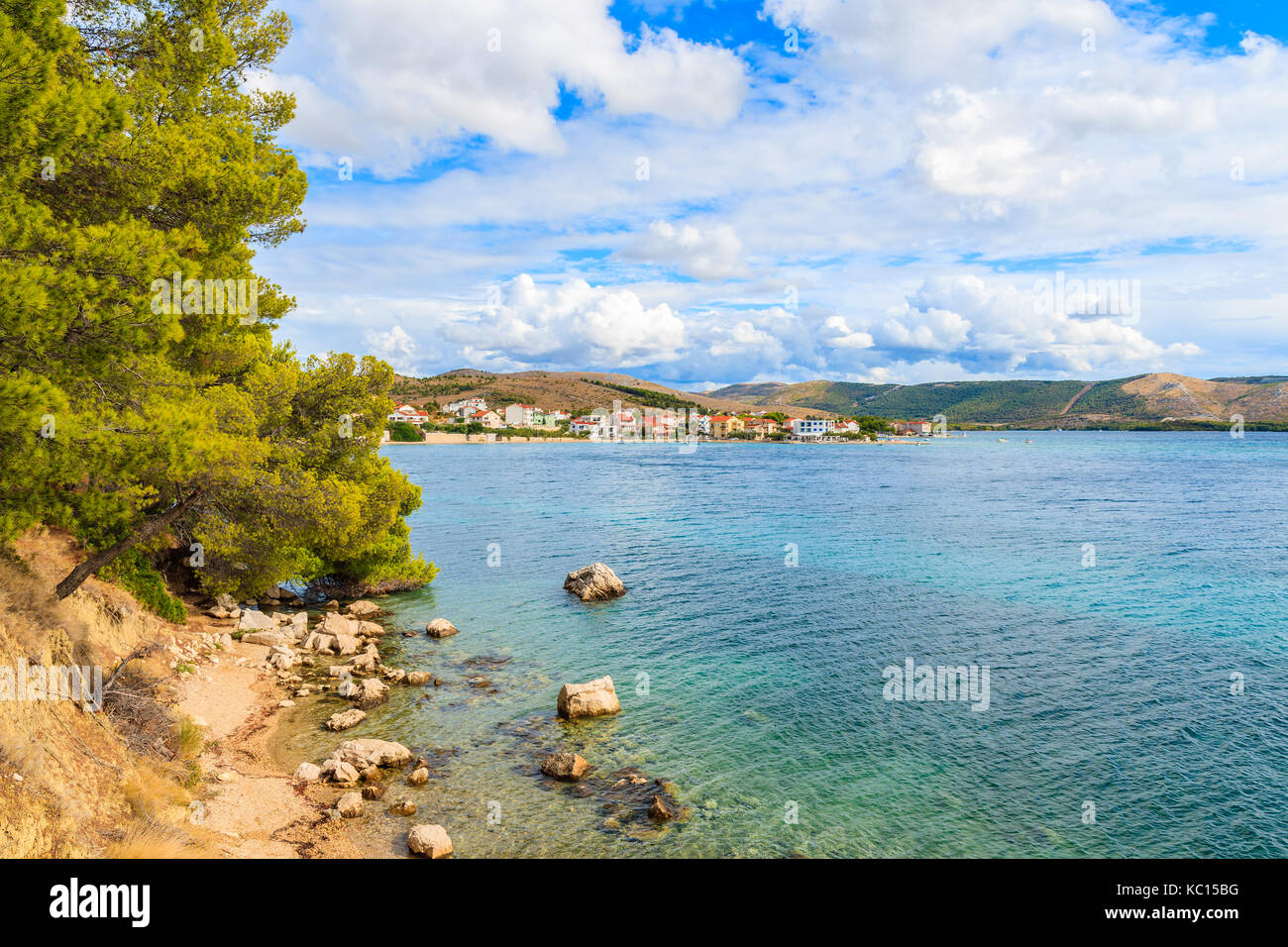 Vue de la côte de la mer près de la ville de Sibenik, Croatie, Dalmatie Banque D'Images