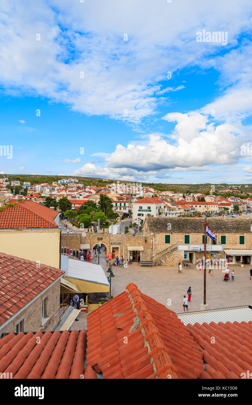 PRIMOSTEN, CROATIE - SEP 3, 2017 : Avis de Primosten place de la vieille ville de toit en tuiles rouges, Dalmatie, Croatie Banque D'Images