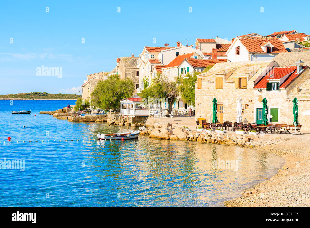 Ville de PRIMOSTEN, CROATIE - SEP 4, 2017 : Avis de belle plage en Primosten vieille ville aux maisons colorées, la Dalmatie, Croatie. Banque D'Images