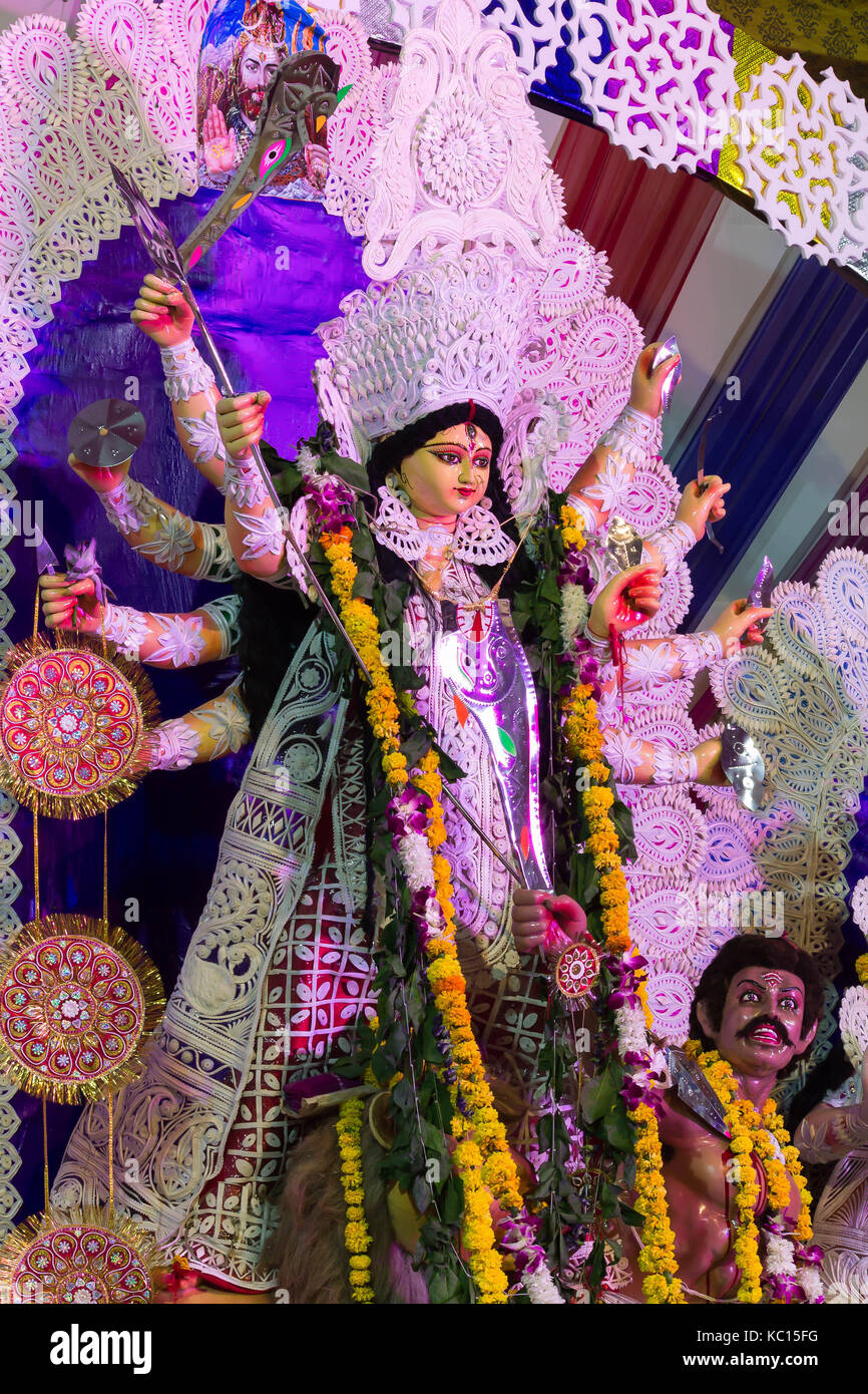 La déesse Durga vue dans cadre vertical de gauche Banque D'Images