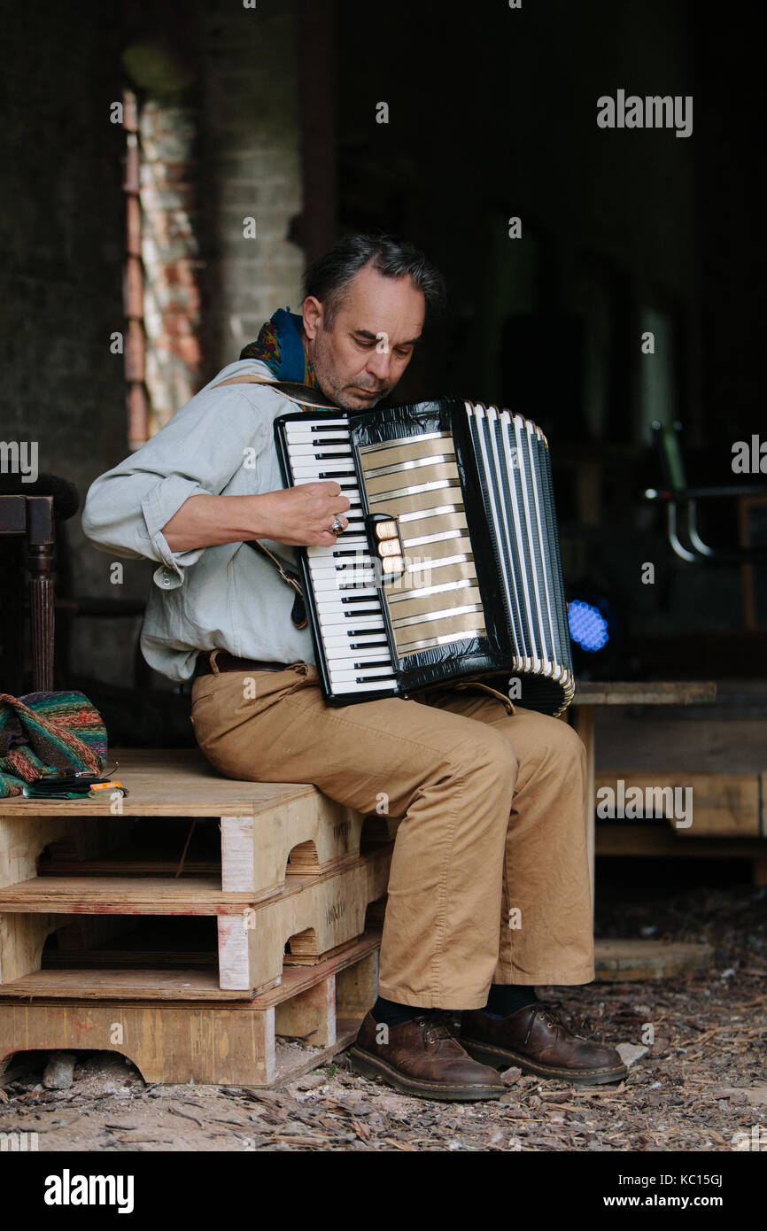 Multi-instrumentiste, compositeur et artiste sonore, Roger Eno, à jouer de l'accordéon à un festival artistique à Norfolk uk, mai 2017. Banque D'Images