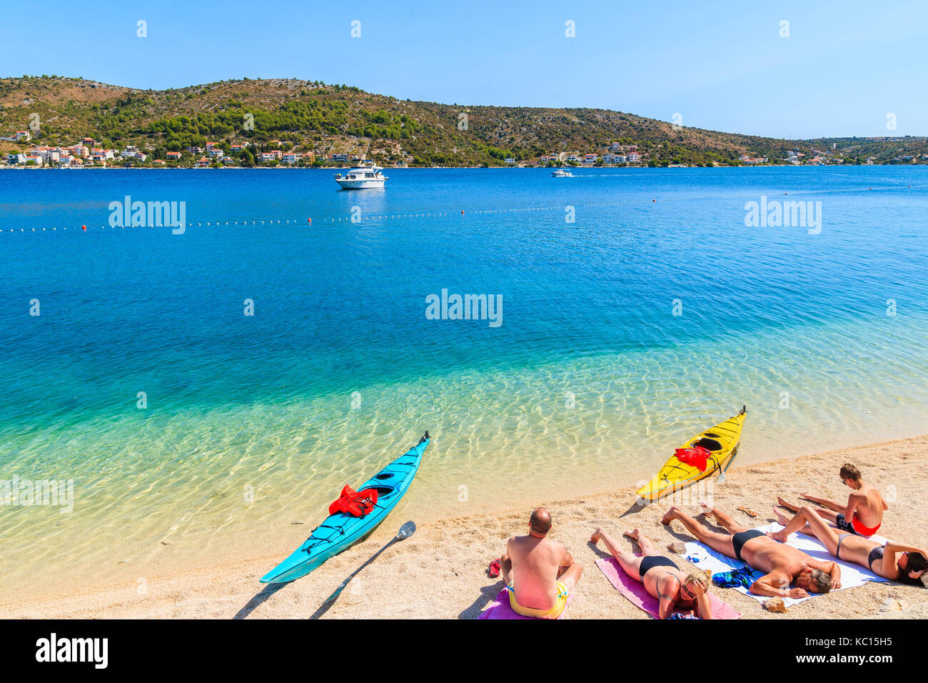 ROGOZNICA, CROATIE - SEP 4, 2017 : les touristes se détendre sur une plage magnifique et deux kayaks colorés sur la rive en ville Rogoznica, Croatie. Banque D'Images