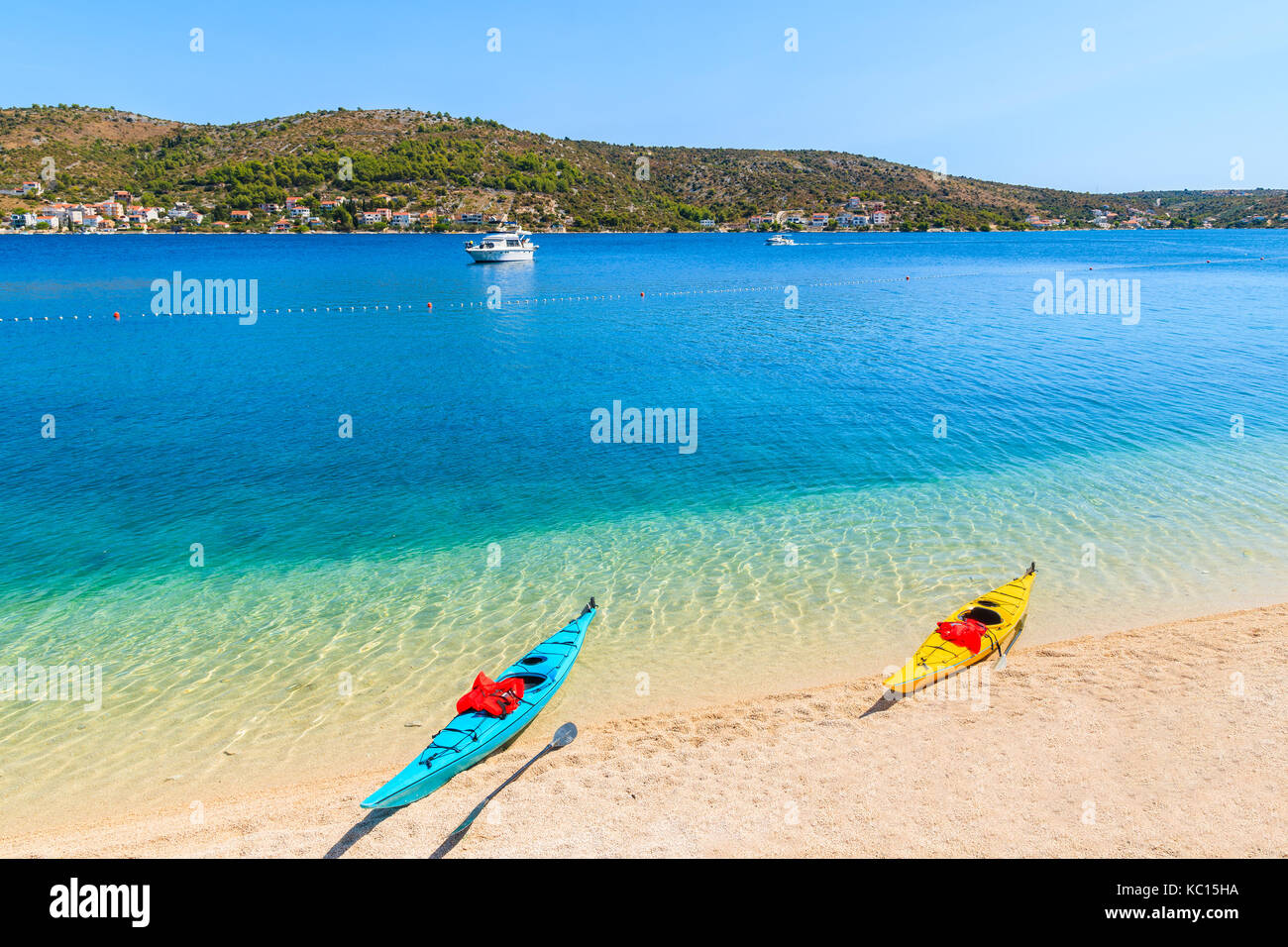 Deux kayaks colorés sur la plage, dans la ville de Rogoznica, Croatie, Dalmatie Banque D'Images
