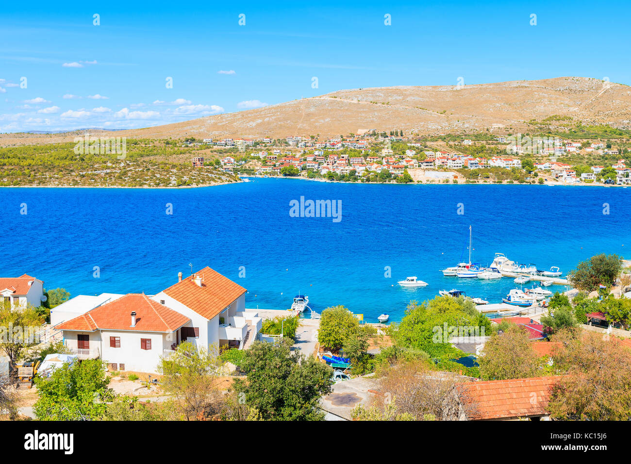 Vue sur les maisons avec des toits de tuiles orange et mer baie près de Zaboric Croatie, Dalmatie, ville Banque D'Images