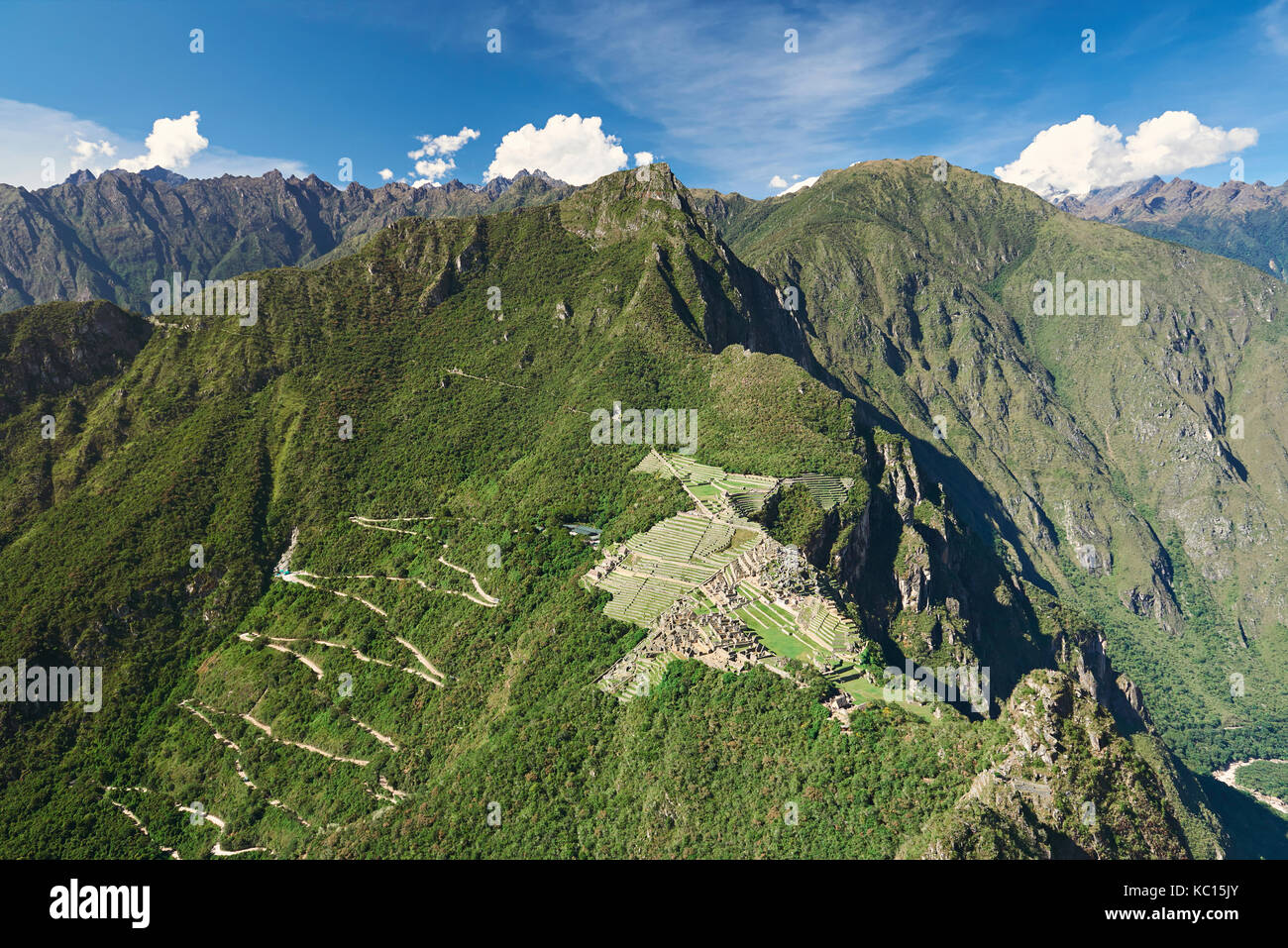 Panorama des ruines de Machu picchu sur la montagne verte Banque D'Images