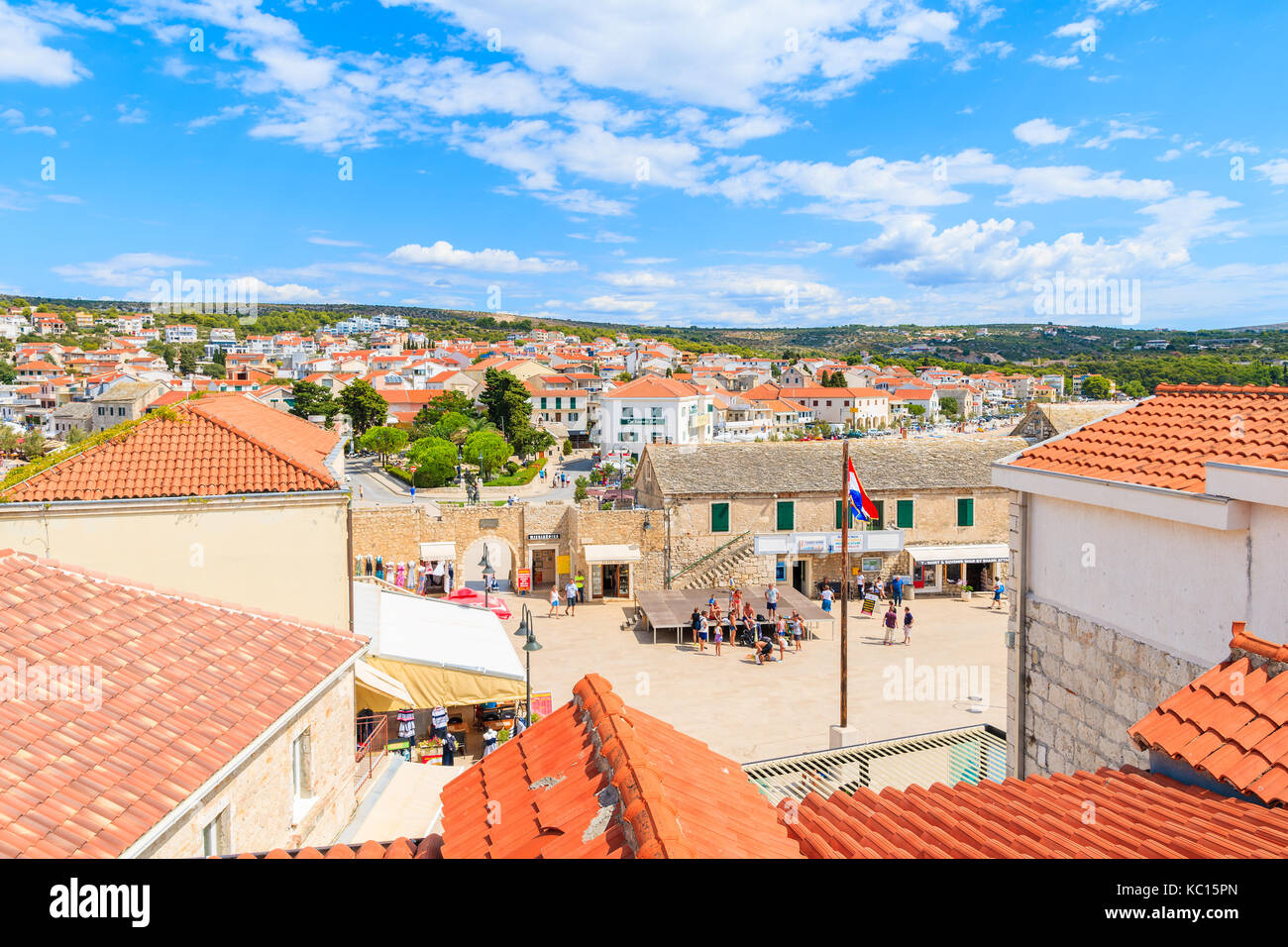 PRIMOSTEN, CROATIE - SEP 5, 2017 : Avis de Primosten place de la vieille ville de toit en tuiles rouges, Dalmatie, Croatie Banque D'Images