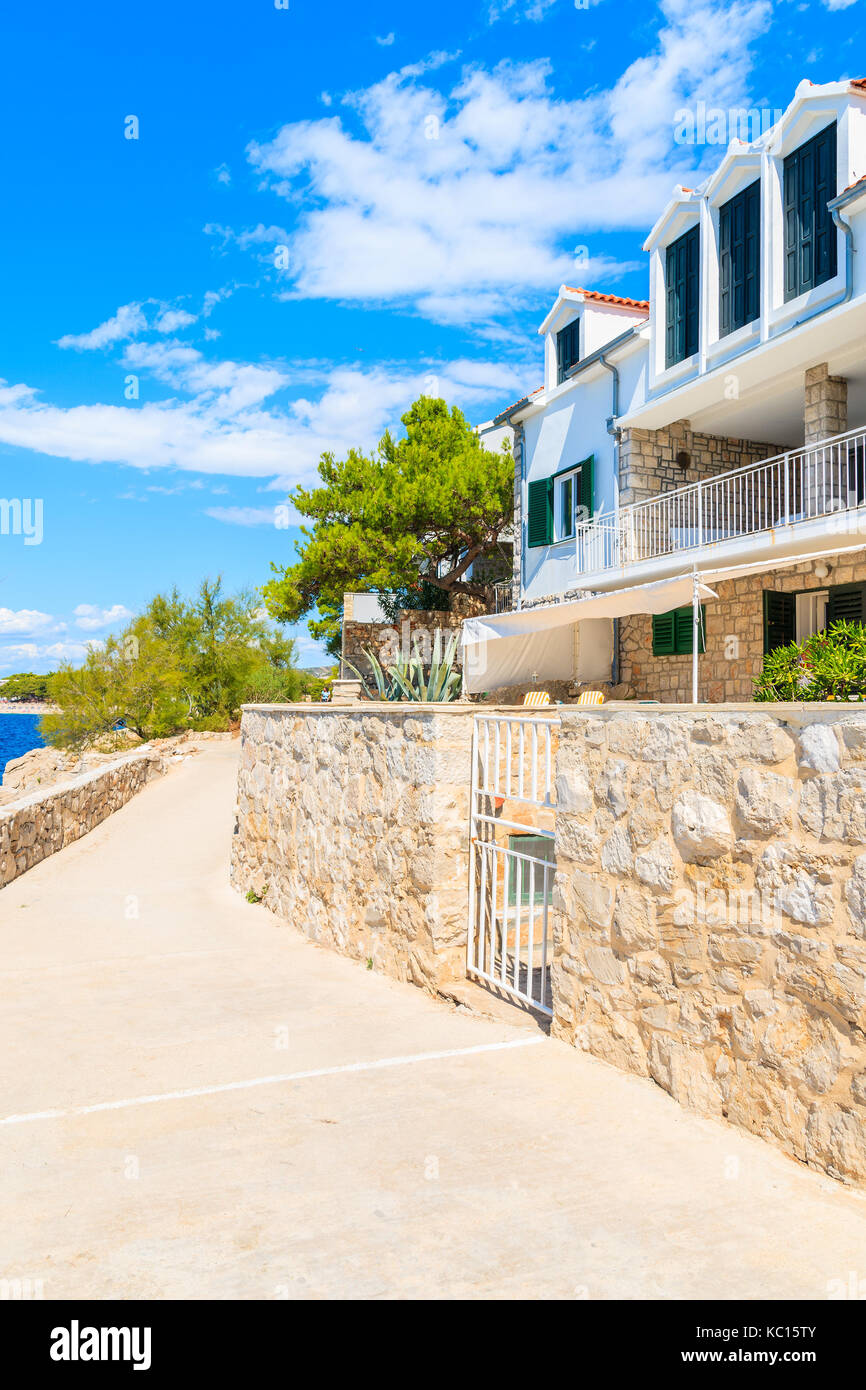 Appartements sur la mer le long du chemin côtier en Primosten vieille ville, Dalmatie, Croatie Banque D'Images