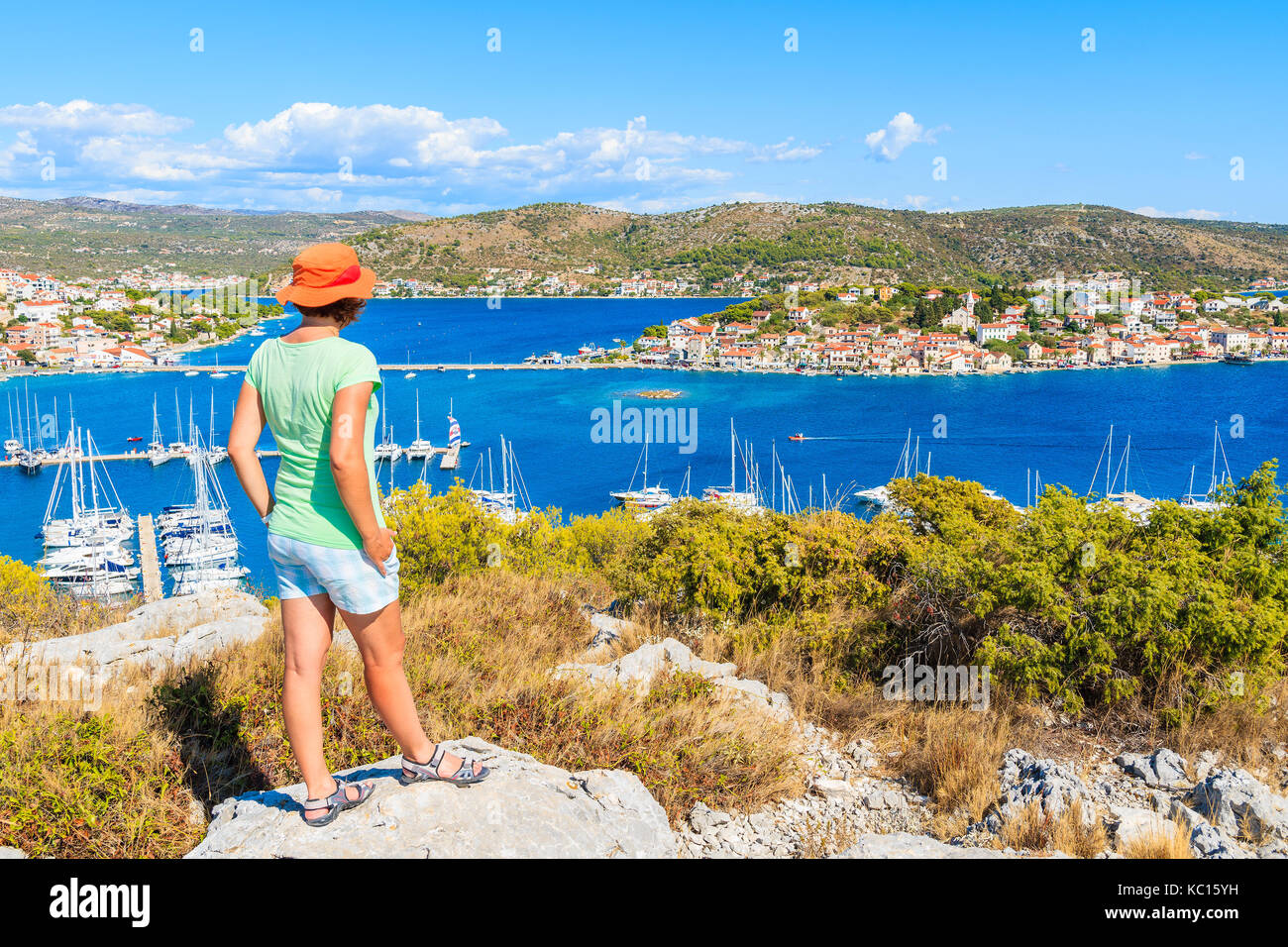 Jeune femme au port touristique à Rogoznica et bateaux à voile à partir de la vue de haut, la Dalmatie, Croatie Banque D'Images