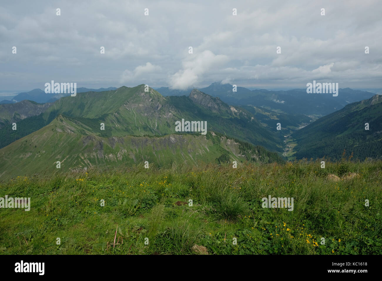 Regardant vers le bas à partir de la tête de bostan à point d'angolon et la vallée de morzine, tour des dents blanches, alpes Banque D'Images