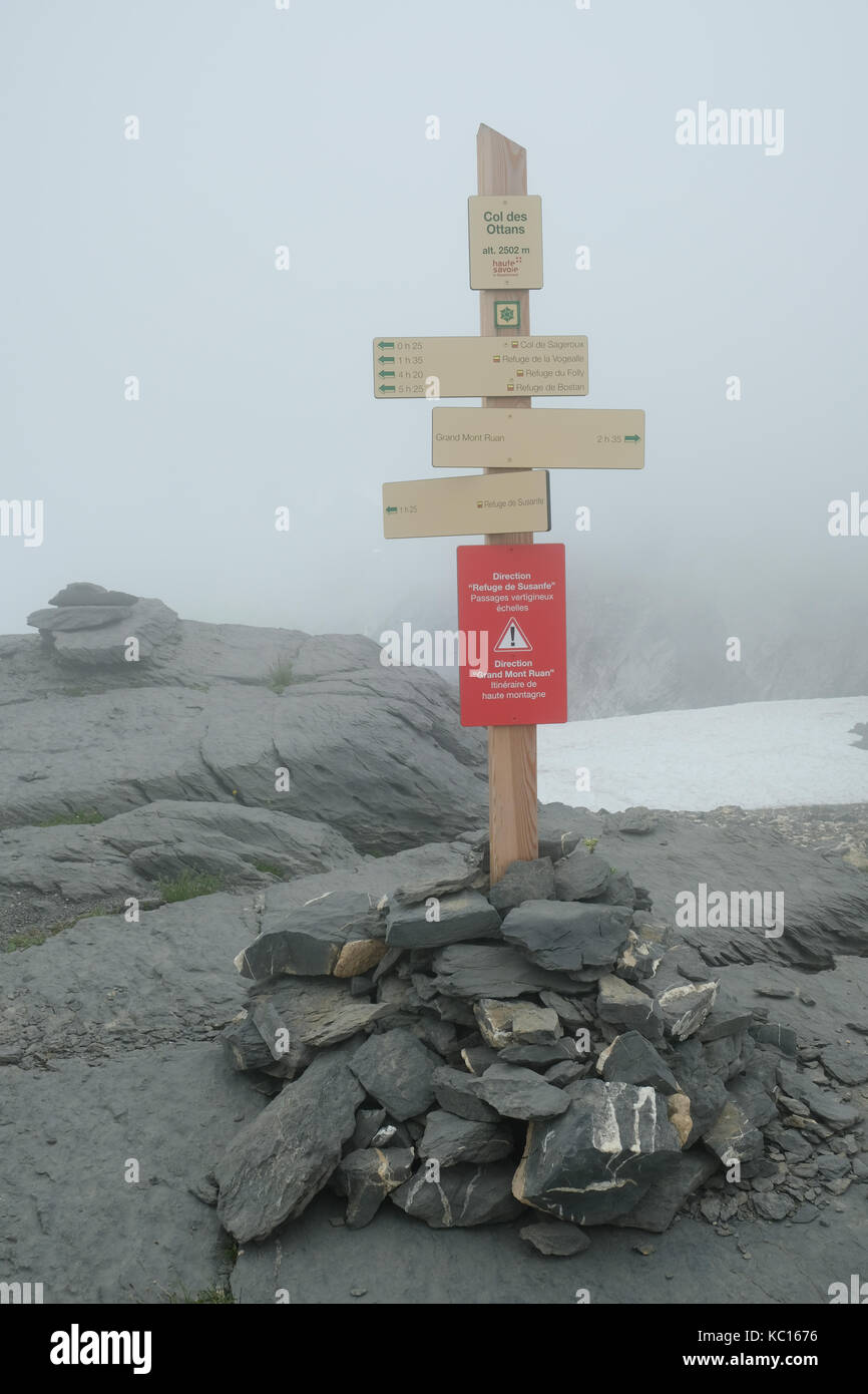 Inscrivez-vous au col des ottans, tour des dents blanches, alpes Banque D'Images