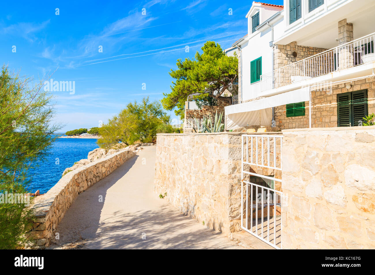 Appartements sur la mer le long du chemin côtier en Primosten vieille ville, Dalmatie, Croatie Banque D'Images