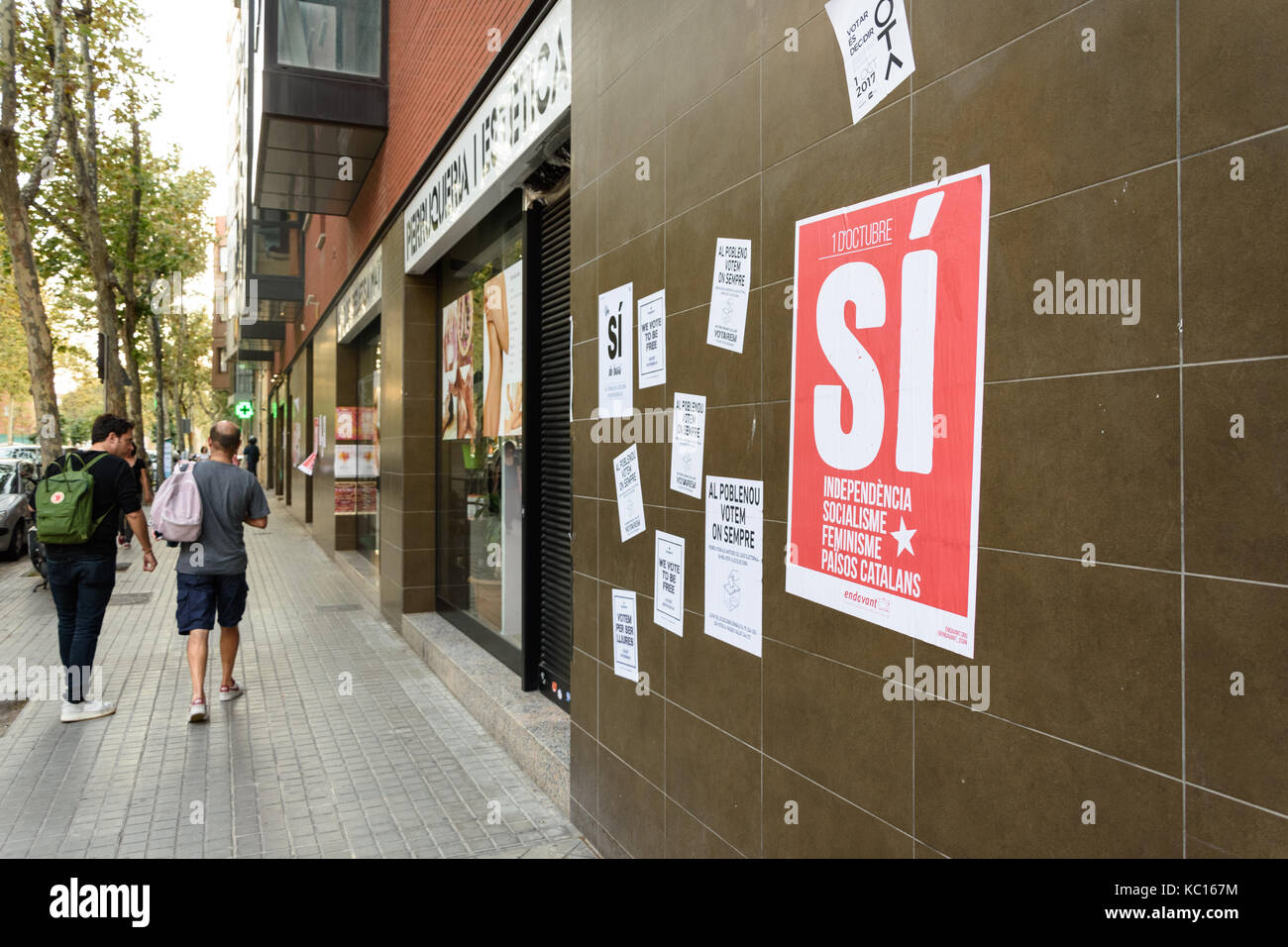 Affiches faisant la promotion du référendum catalan autour d'El Poblenou. Banque D'Images
