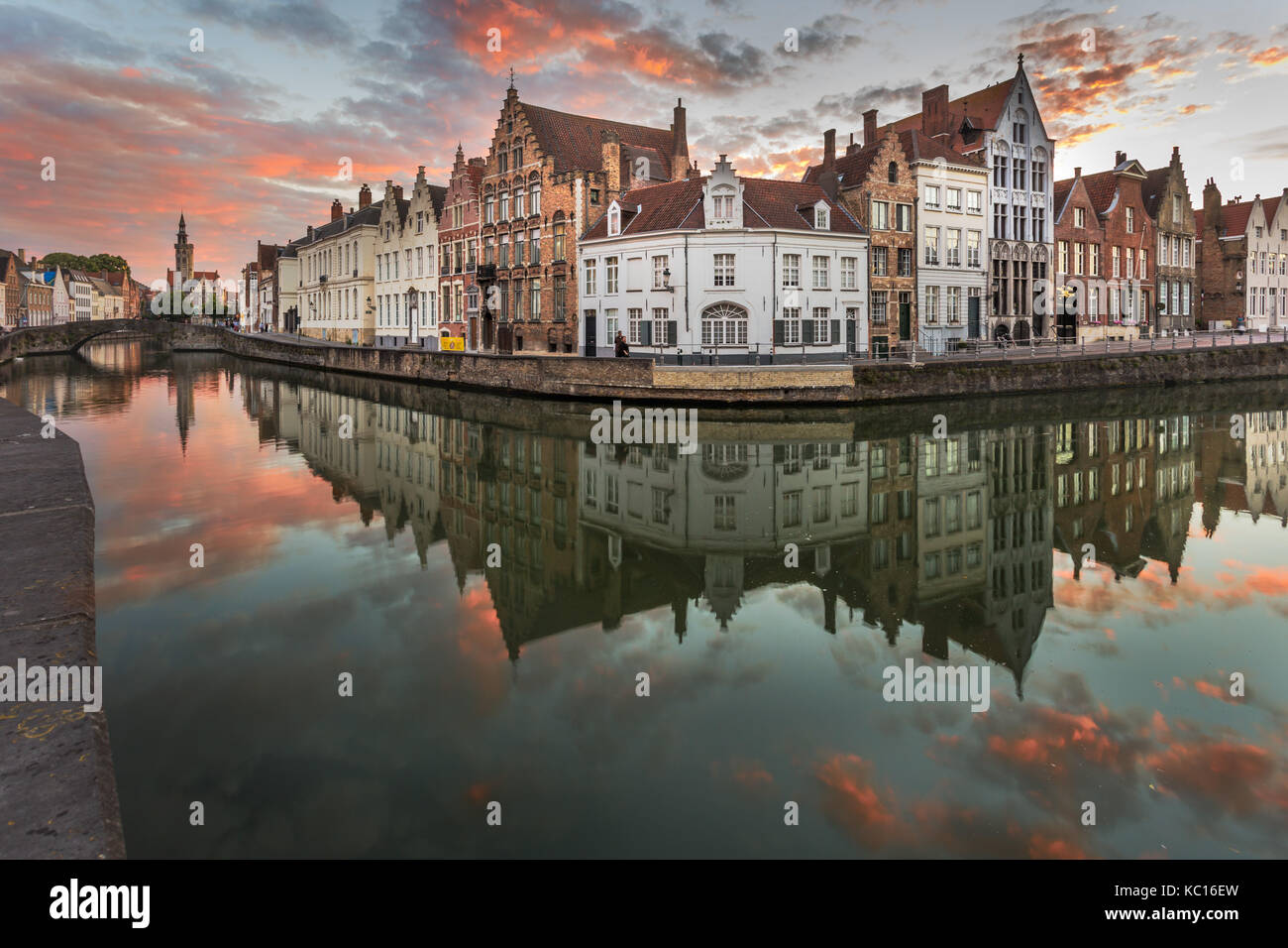 Belgique, Bruges, bâtiments, coucher de soleil au bord du canal Banque D'Images