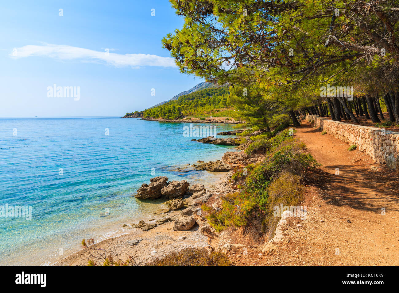 Très beau sentier le long de la côte de l'île de Brac, Croatie, près de la ville de Bol Banque D'Images