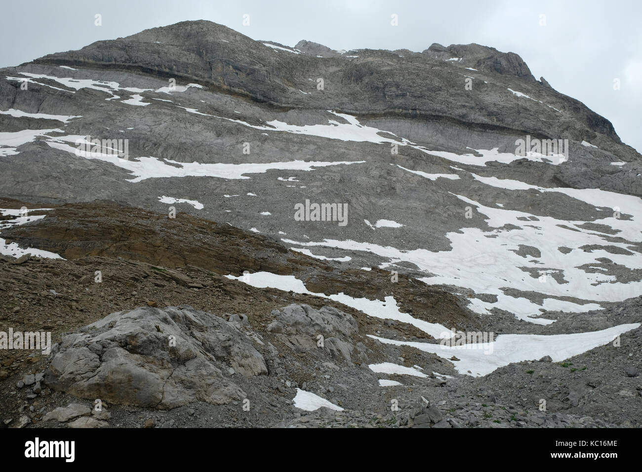 Le grand névé au col des chambres, tour des dents blanches, alpes Banque D'Images